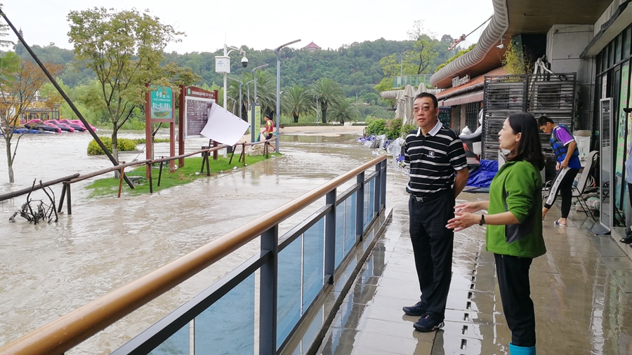 07-8月17日，程一書記在三江碼頭檢查雨后受災(zāi)情況_副本