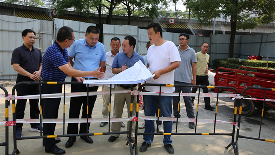 集團(tuán)黨委書記、董事長肖林檢查濱河北路西段排水及道路改造項(xiàng)目